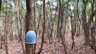 【感想】ささやきの森 by クリスチャン・ボルタンスキー（香川県・豊島）の鑑賞レポート〜無数の風鈴、そして短冊のインスタレーション〜【瀬戸内国際芸術祭】